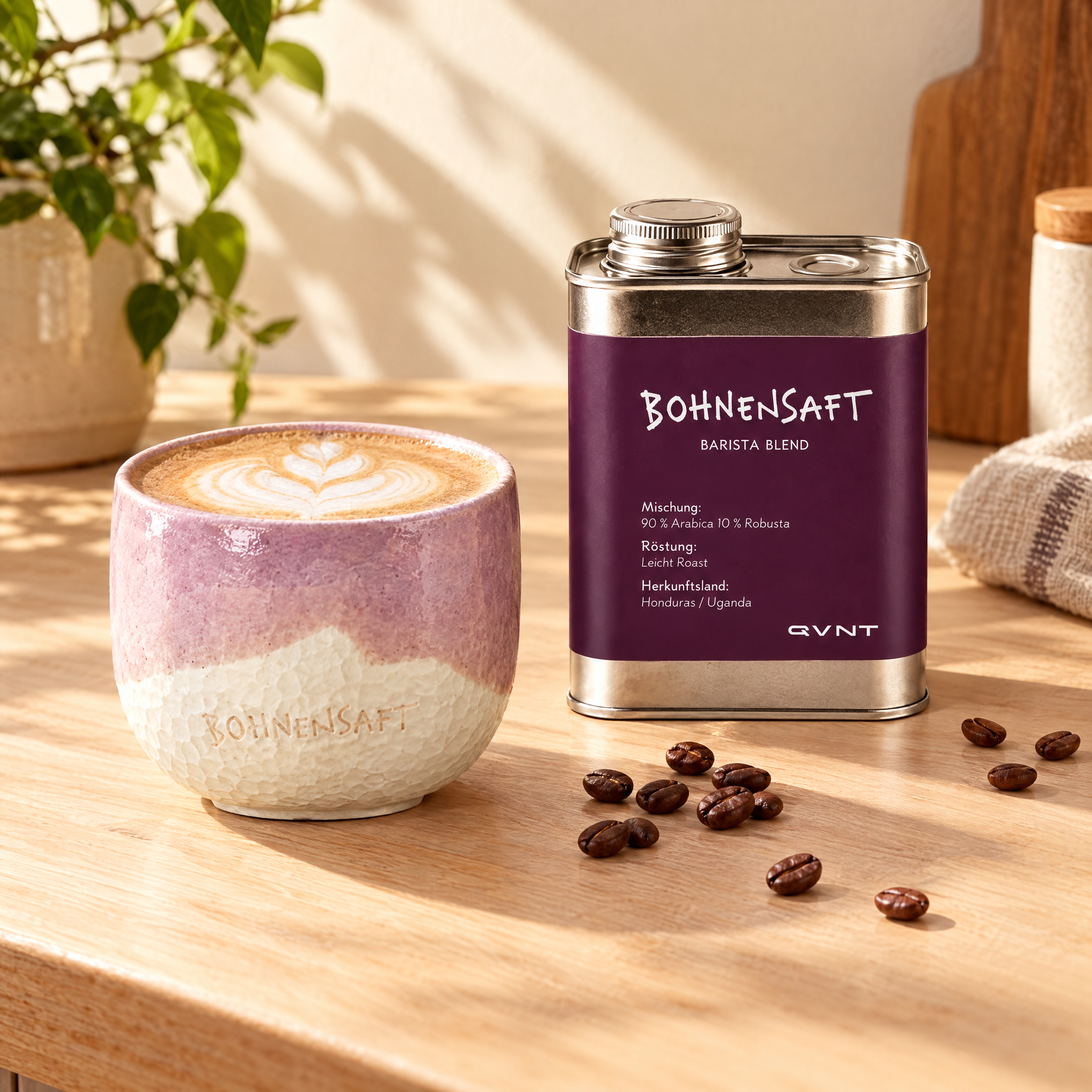 Bohnensaft Dose mit handgemachter Tasse und Cappuccino