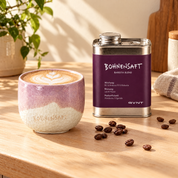 Bohnensaft Dose mit handgemachter Tasse und Cappuccino